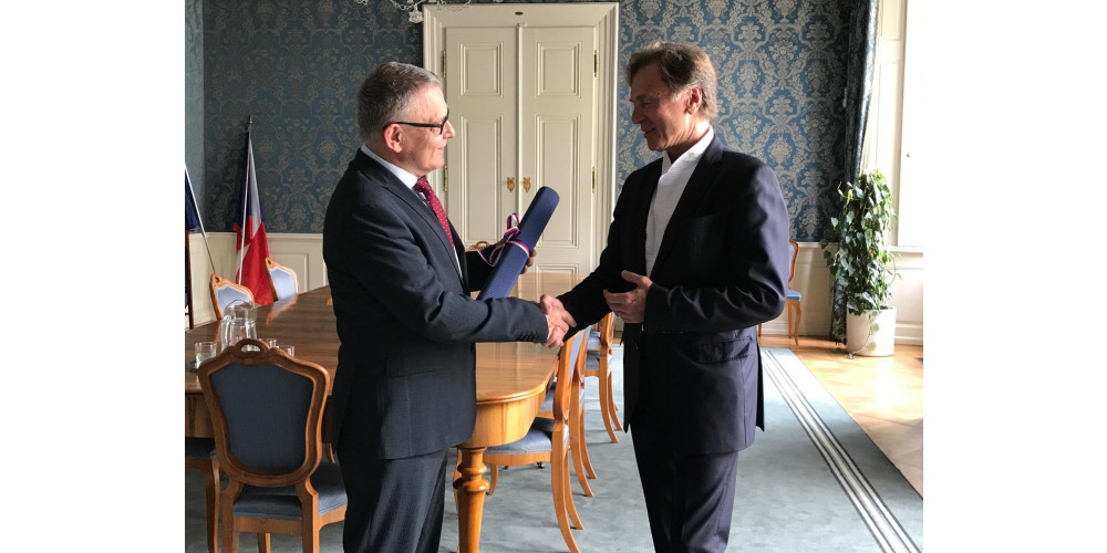 Minister Kulhánek überreicht Artis Bohemiae Amicis an Ivan Liška