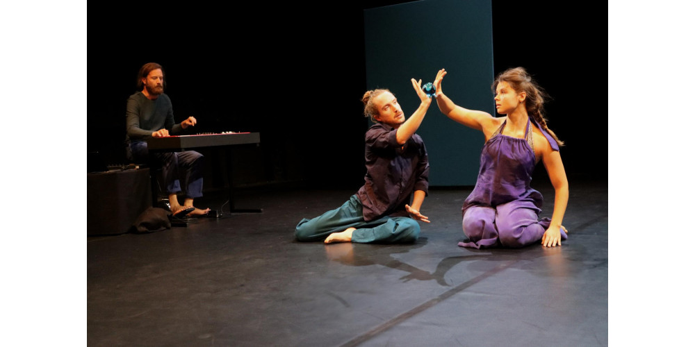 Ceren Oran &quot;Geschichten in Blau&quot;: vorne v.l.n.r. Roni Sagi, Jovana Zelenović, hinten: Benjamin Omerzell