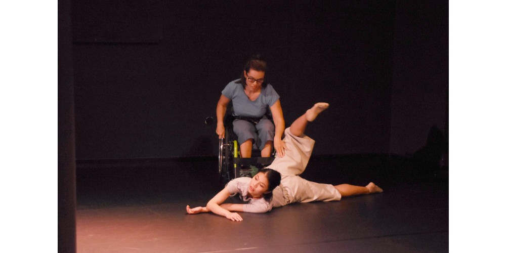 Eine Tänzerin und eine Rollstuhlfahrerin bei &quot;klapptbestimmt24&quot;.