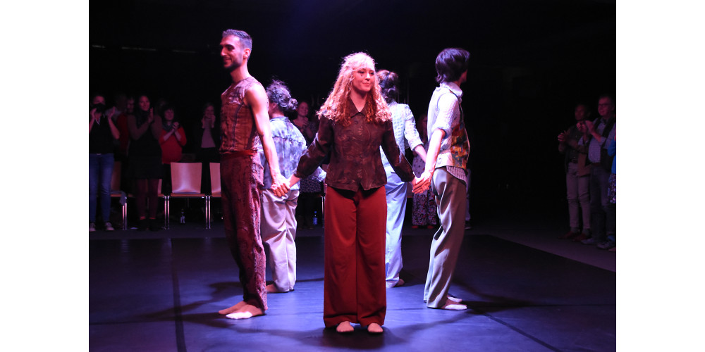 „I Forgot to Remember“ von Simone Elliott. Tanz: Ensemble.