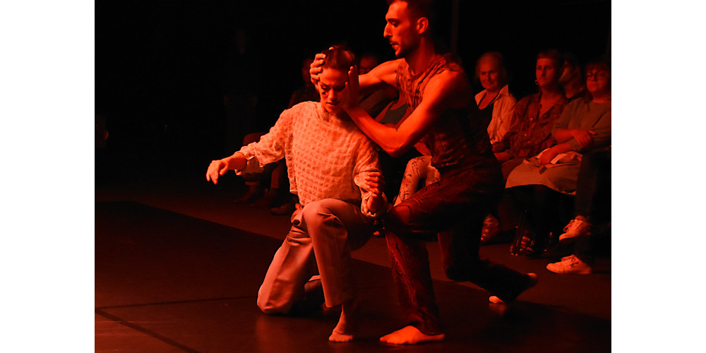 „I Forgot to Remember“ von Simone Elliott. Tanz: Ensemble.