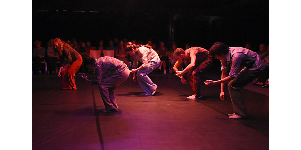 „I Forgot to Remember“ von Simone Elliott. Tanz: Ensemble.