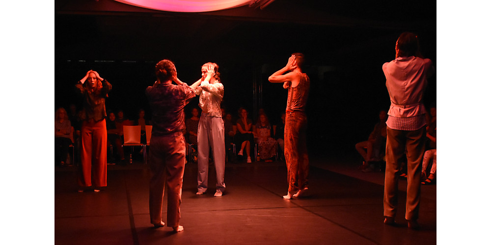 „I Forgot to Remember“ von Simone Elliott. Tanz: Ensemble.