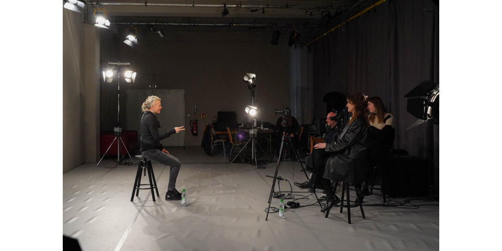 Anna Konjetzky zusammen mit der Filmcrew (Terry Kohler + Anne und Marie Gryczka von Rue Nouvelle/Paris) beim Dreh zu „7 thoughts of dance“