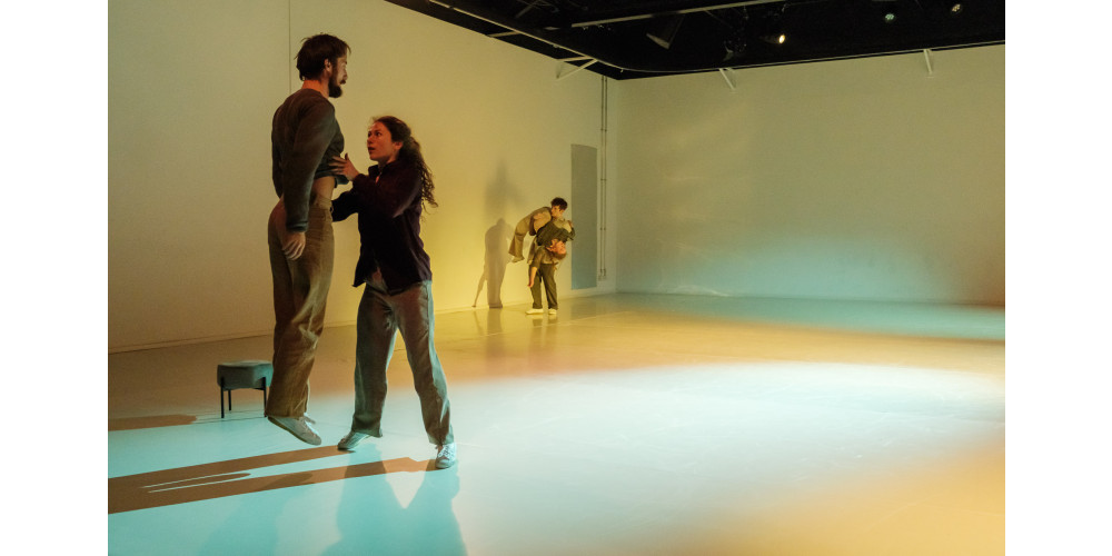 „100.80.40 – rats in the living room /études pathétiques“ von Micha Purucker. Tanz: Michal Heriban, Polina Sonis, Linus Jansner, Lina Wailzer