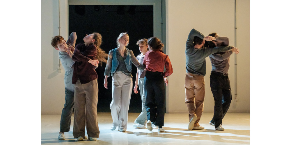 „100.80.40 – rats in the living room /études pathétiques“ von Micha Purucker. Tanz: Ensemble