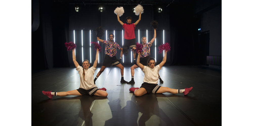 „Radical Cheerleading“ von Zufit Simon. Tanz: Dorota Michalak, Erika Leo, Sunayana Shetty, Cary Shiu, Zufit Simon