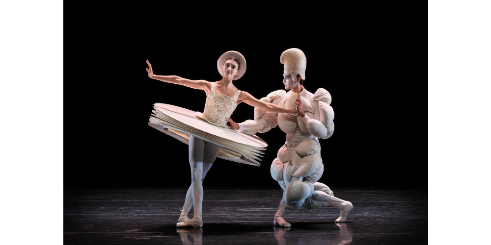 „Das Triadische Ballett&quot;, Tänzerin in Weiß &amp; Debussy. Tanz: Maxine Morales &amp; Lorien Ramo