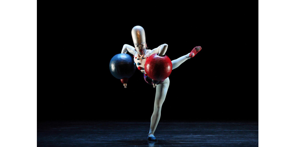 „Das Triadische Ballett&quot;, Kugelhände. Tanz Tyler Robinson