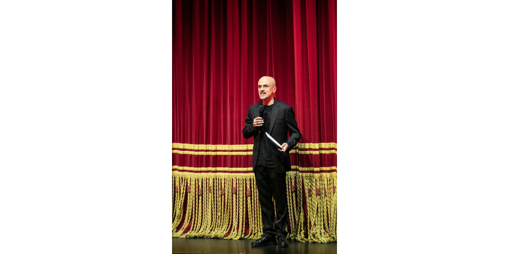 Goyo Montero führt durch den Abend