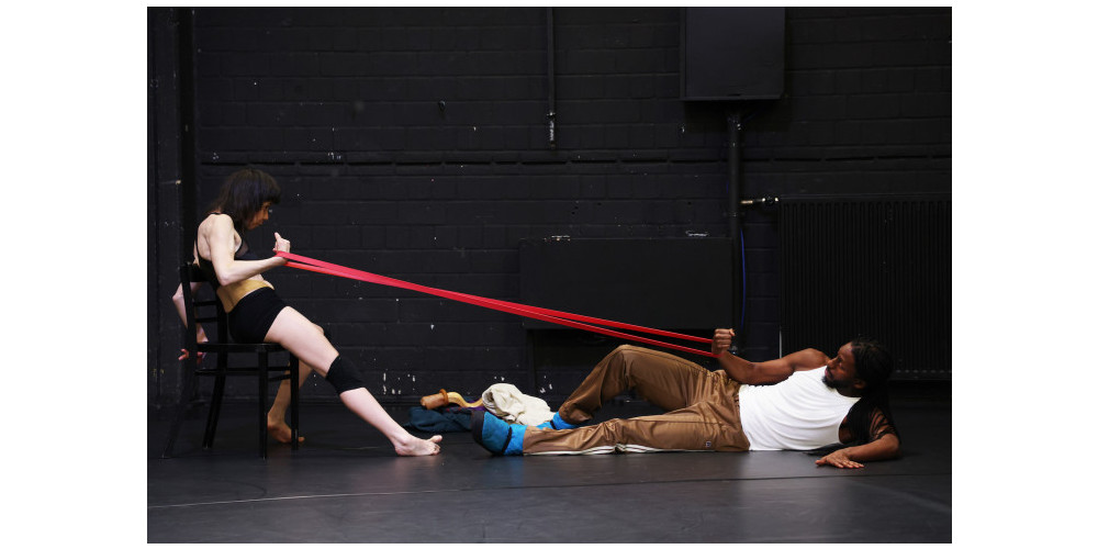 Adrienn Hód &amp; Unusual Symptoms des Theaters Bremen: „Harmonia“