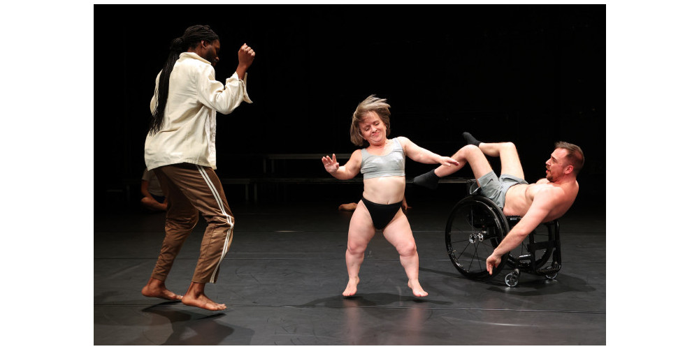 Adrienn Hód &amp; Unusual Symptoms des Theaters Bremen: „Harmonia“