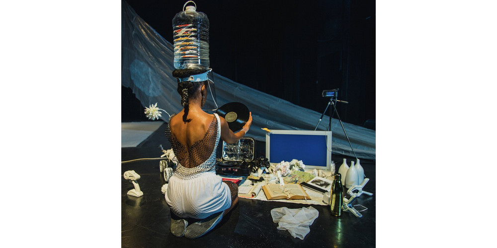 „The Divine Cypher“ von und mit Ana Pi