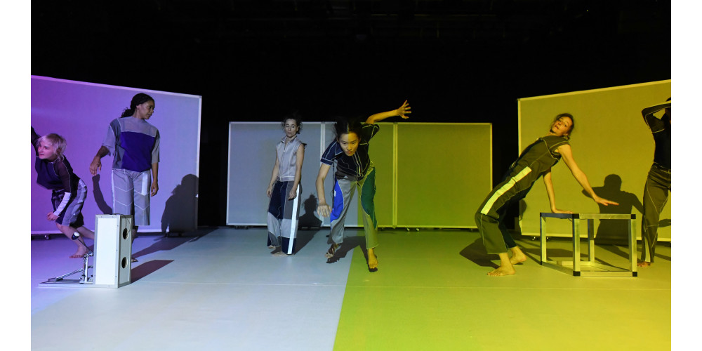 „songs of absence“ von Anna Konjetzky, Tanz: Hannah Schillinger, Amie Jammeh, Sahra Huby, Jin Lee, Quindell Orton, Sotiria Koutsopetrou