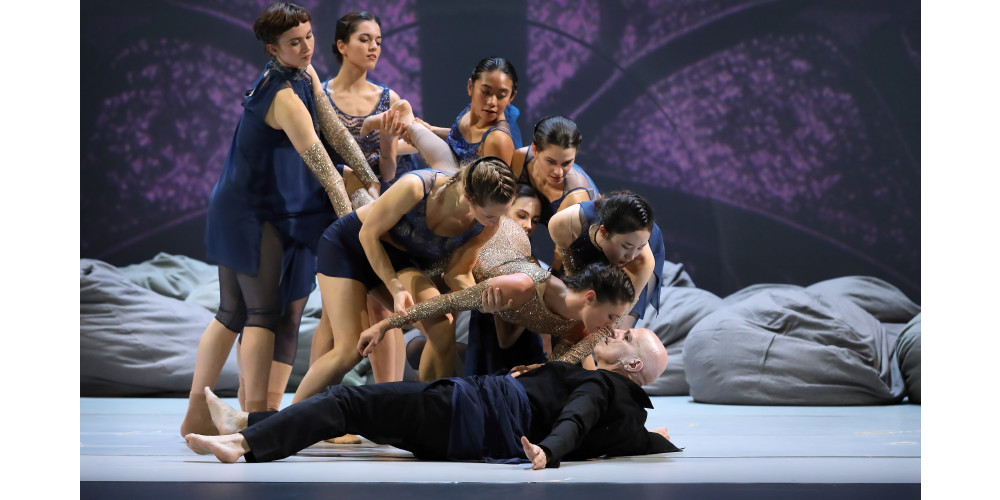 „Peer Gynt“ von Karl Alfred Schreiner. Erwin Wildegger (Knopfgießer) mit Ballett des Staatstheaters am Gärtnerplatz