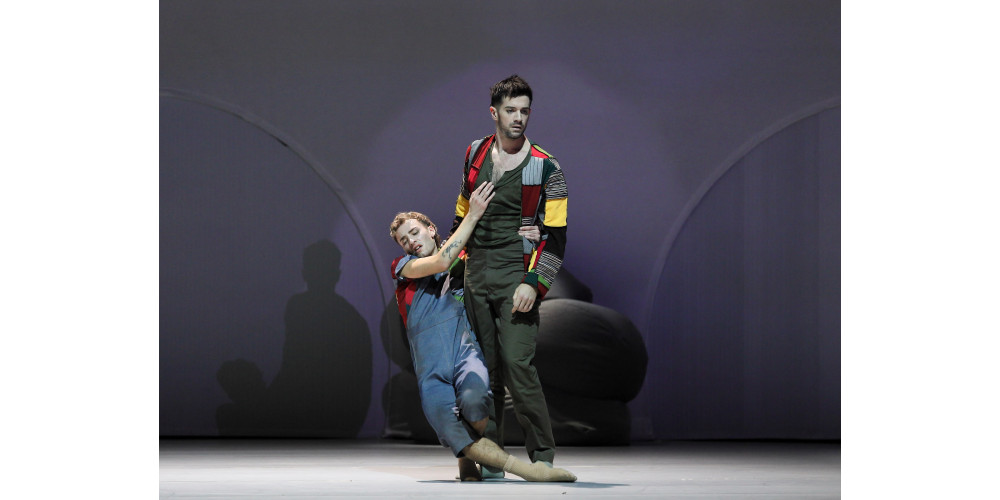 „Peer Gynt“ von Karl Alfred Schreiner. Tanz: Ethan Ribeiro (Peer als Kind), Alexander Hille (Peer Gynt)