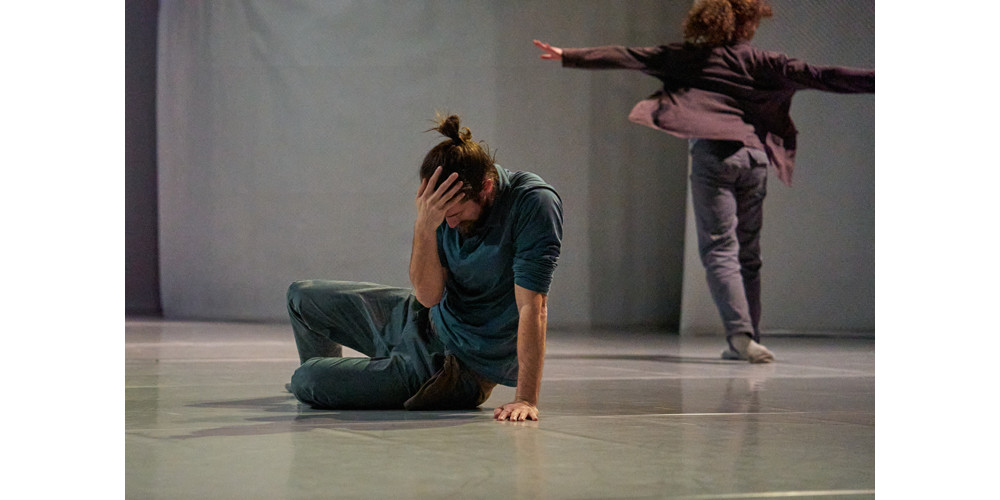 „episodes of glam + gutter“ von micha purucker. Tanz: Michal Heriban, stehend: Anise Smith