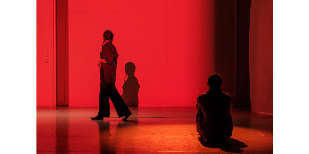 „episodes of glam + gutter“ von micha purucker. Tanz: stehend im Hintergrund: Aurora Bonetti, sitzend im Vordergrund: Hikaru Osakabe