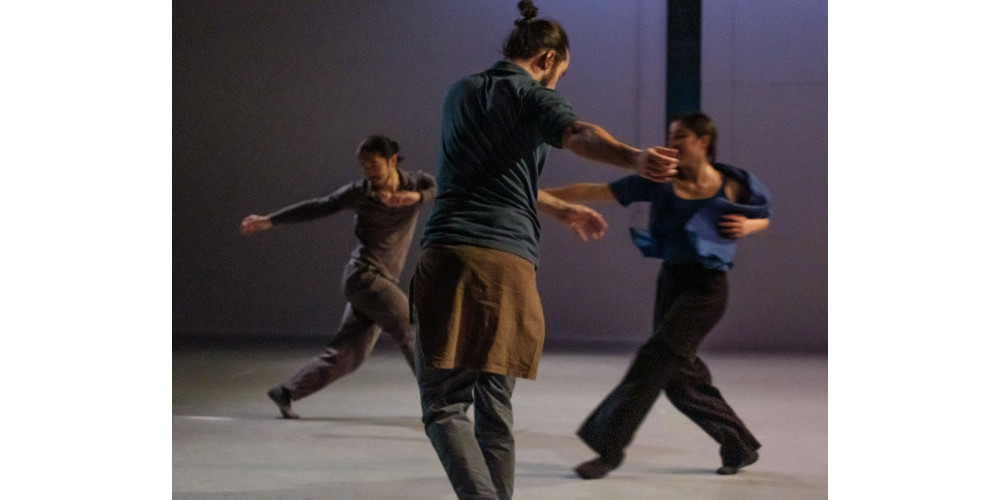 „episodes of glam + gutter“ von micha purucker. Tanz: vorne Rückenansicht: Michal Heriban, hinten links: Hikaru Osakabe, rechts: Aurora Bonetti