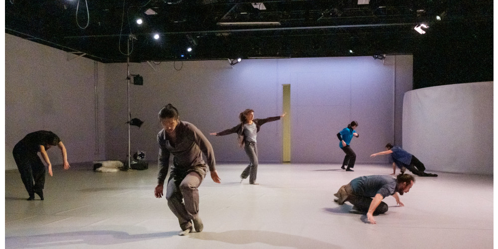 „episodes of glam + gutter“ von micha purucker. Tanz: von li nach re: Polina Sonis, Hikaru Osakabe, Anise Smith, hinten in blau: Marcos Nacar, vorne Michal Heriban, rechts aussen: Aurora Bonetti