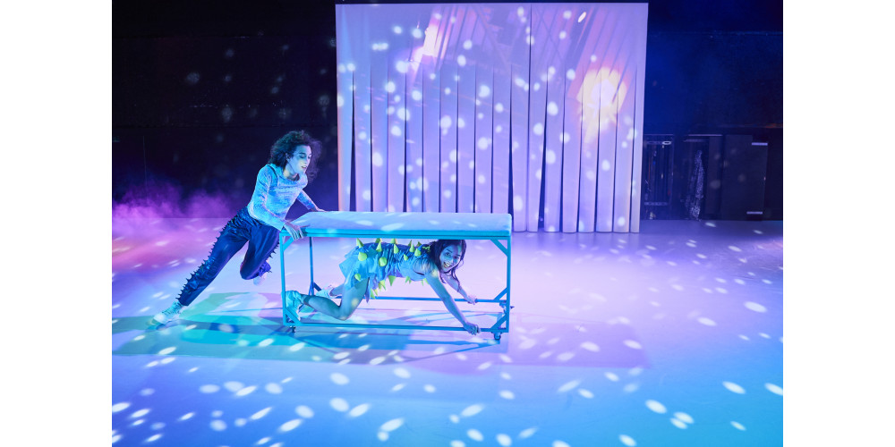 „Hello Stranger“ von Wagner Moreira: Fátima López Garcia und Momoe Kawamura