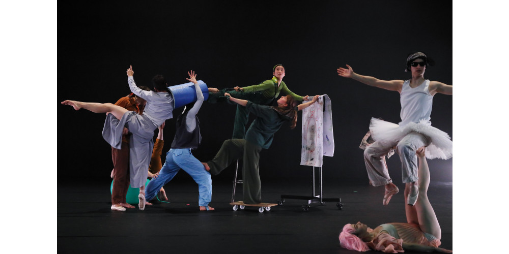 Biennale Tanzausbildung 2024: Hochschule für Musik und Darstellende Kunst Frankfurt am Main mit „For long“ von Nicole Beutler