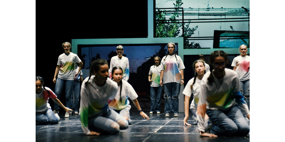 „Fokus Tanz“. Tanzprojekte in Schulen – Bühnenprojekt mit Schüler*innen des Münchner Heinrich-Heine-Gymnasium