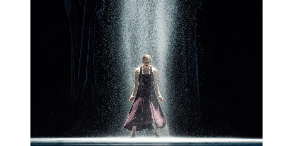 Ballettabend „Duato / Skeels / Eyal“: „White Darkness“ von Nacho Duato. Tanz: Madison Young