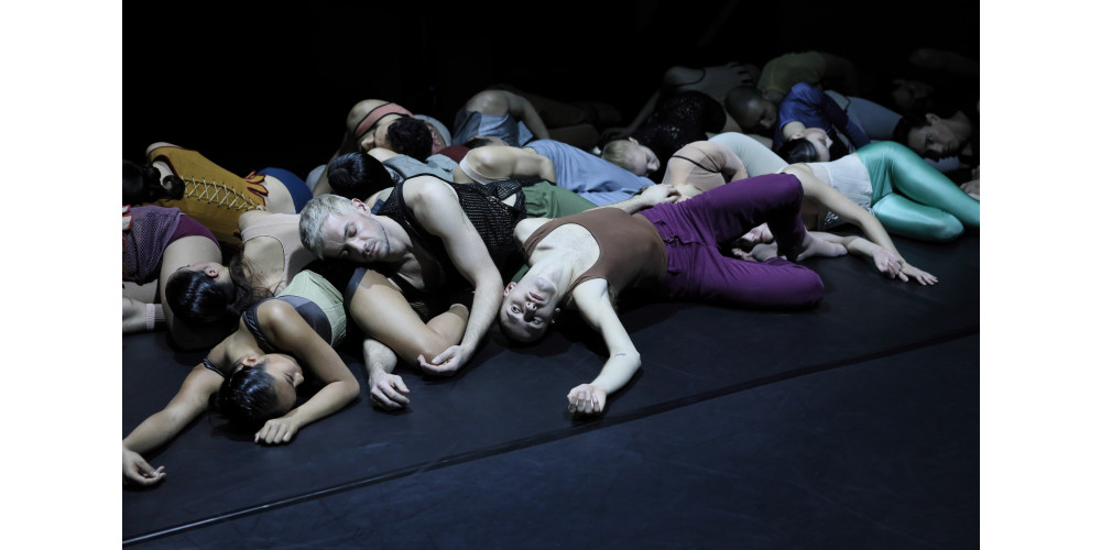 „Minutemade“. Choreografie von Adam Linder. Tanz: Ensembles des Balletts des Staatstheaters am Gärtnerplatz