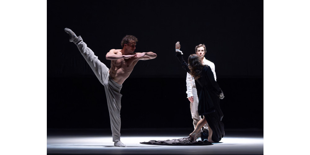 Tanzabend „Maillot/León &amp; Lightfoot“, „Stop-Motion“ von Sol Léon &amp; Paul Lightfoot, Tanz: Edward Nunes, Oscar Alonso und Alisa Uzunova am Staatstheater Nürnberg Ballett