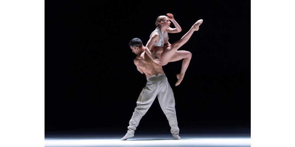 Tanzabend „Maillot/León &amp; Lightfoot“, „Stop-Motion“ von Sol Léon &amp; Paul Lightfoot, Tanz: Lucas Axel, Lisa Van Cauwenbergh am Staatstheater Nürnberg Ballett