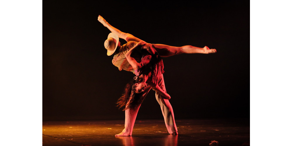 „SUMMER MADNESS“ von Willer Gonçalves Rocha, Tanz: Douglas Evangelista, Willer Gonçalves Rocha, Amelie Lambrichts, Elisabet Morera Nadal, Mariana Romão.