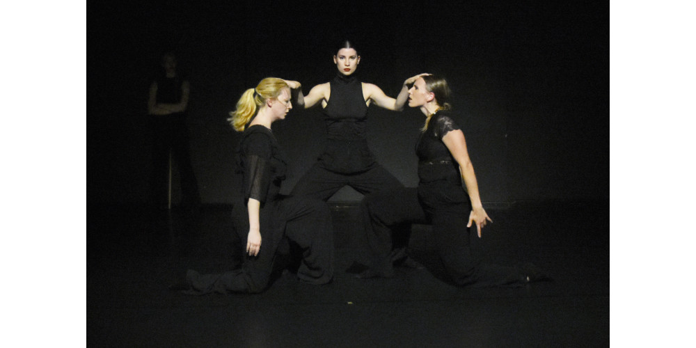 „Monom“ von Thea Sosani, Tanz: Ensemble Sosani Tanztheater / Eva-Maria Schmitt, Natasha Fuchs und Magdalena Probst