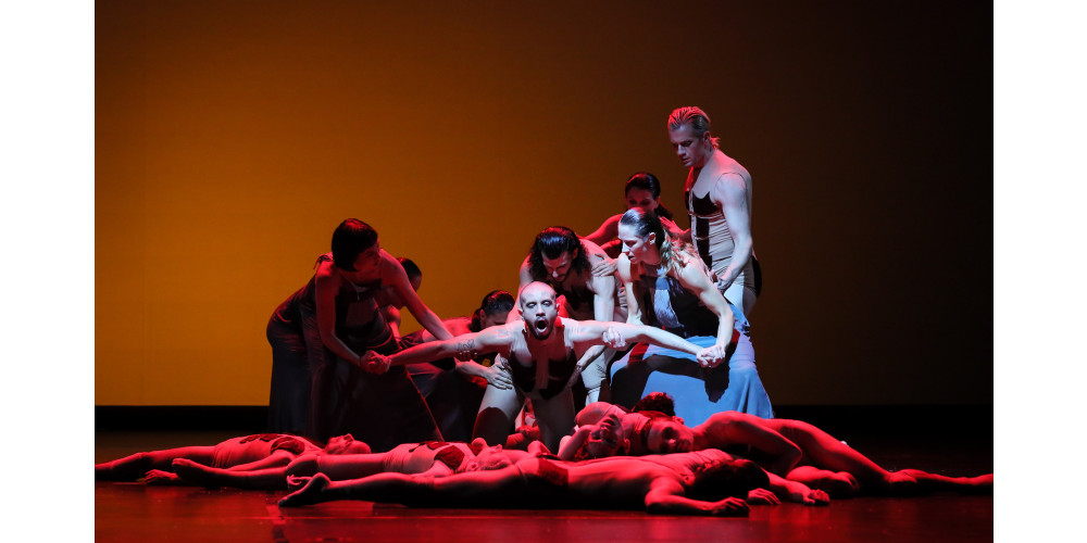 „Troja“ von Andonis Foniadakis, Tanz: Willer Gonçalves Rocha, David Cahier, Amelie Lambrichts, Alexander Hille, Ballettensemble des Staatstheaters am Gärtnerplatz